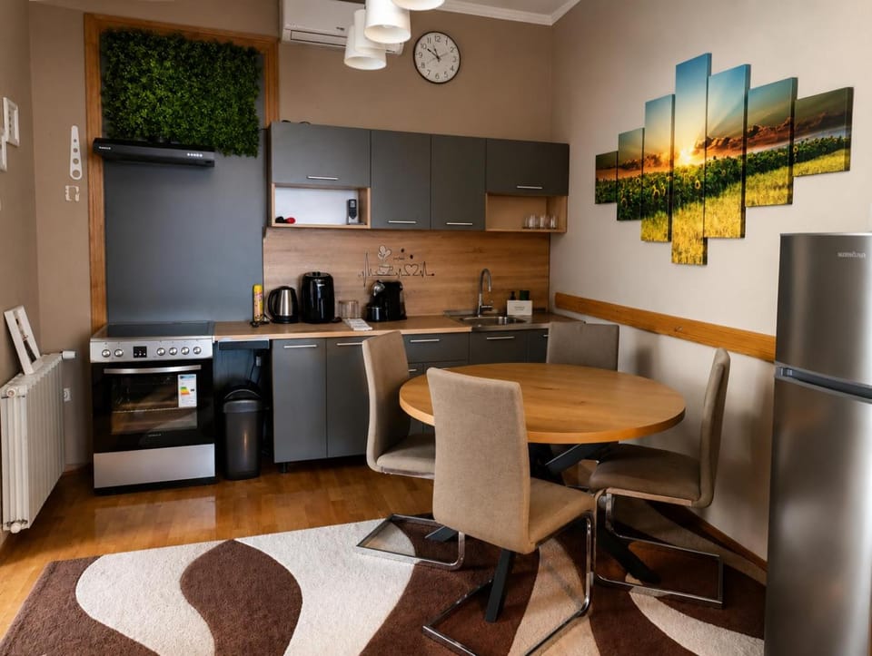Kitchen or kitchenette, Dining area