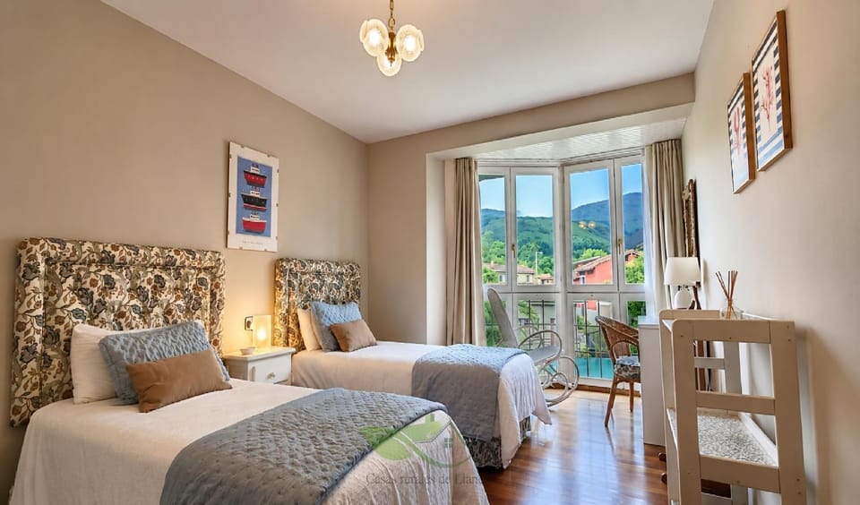 Bed, Bird's eye view, Photo of the whole room