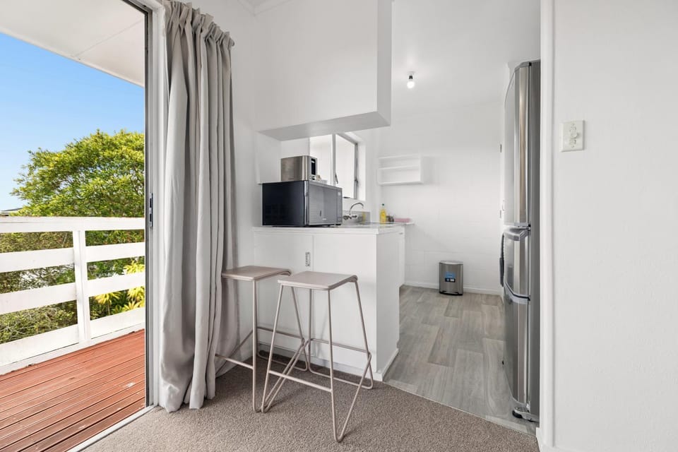 Kitchen or kitchenette, minibar