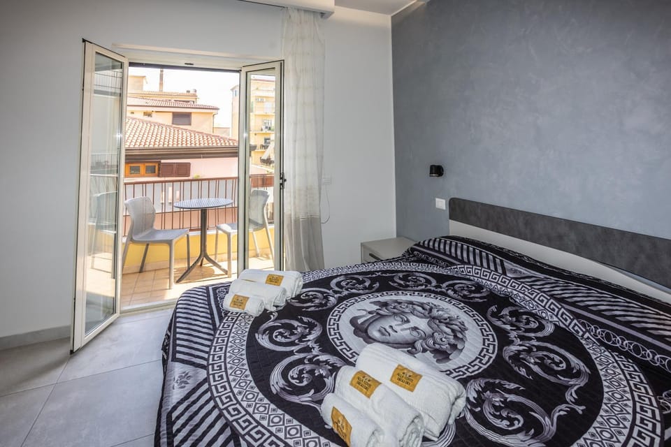 Bed, Balcony/Terrace, Bedroom, towels
