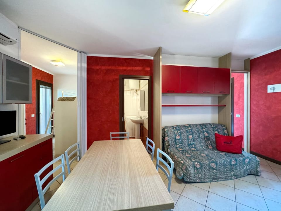 Living room, Dining area, air conditioner