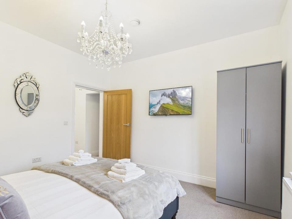 Two bed luxury duplex apartment 5 min walk to town Apartment in Southport