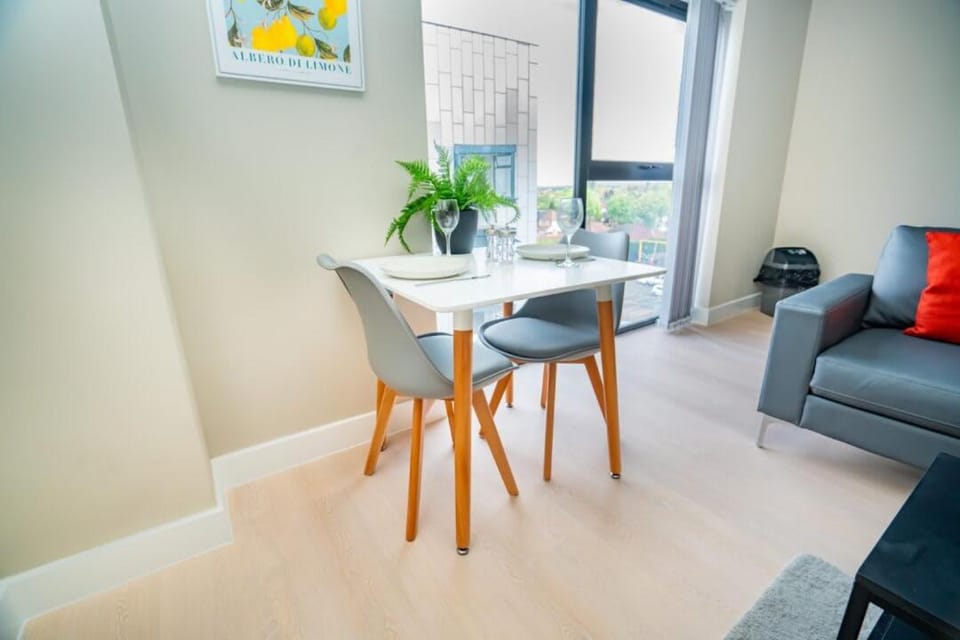 Modern 1BR Apt near Solihull & Central Birmingham Apartment in Solihull