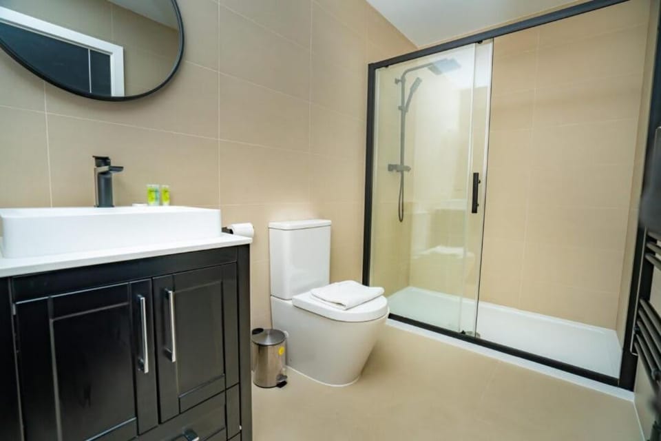 Modern 1BR Apt near Solihull & Central Birmingham Apartment in Solihull