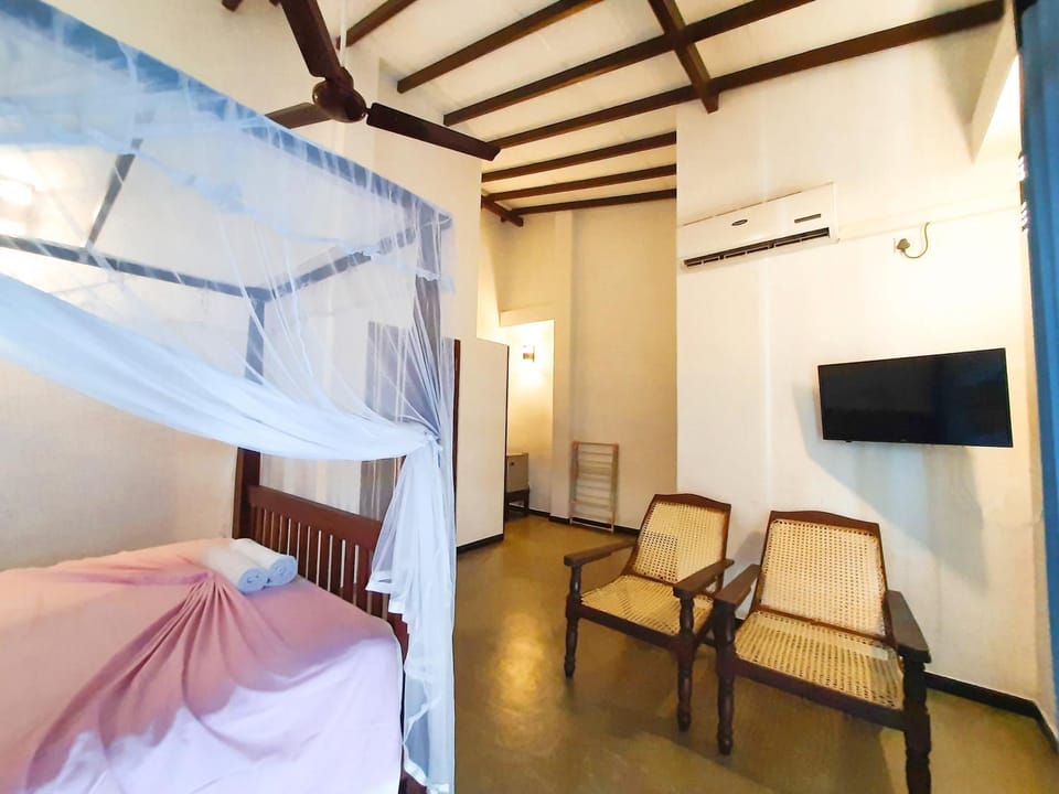 Communal lounge/ TV room, TV and multimedia, Living room, Seating area, air conditioner