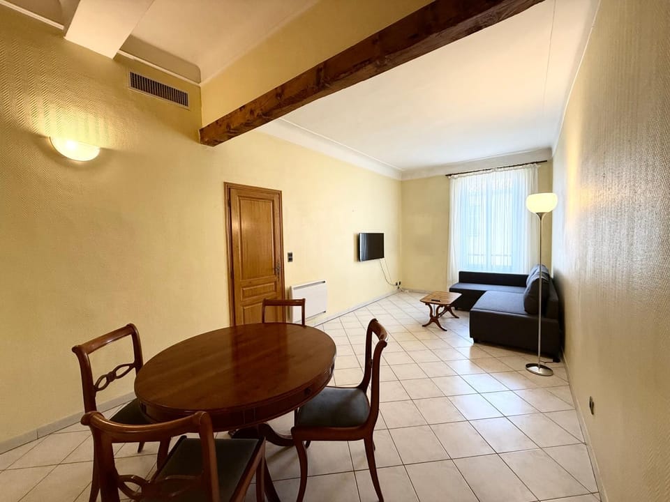 Appartement 4 personnes au coeur du Vieil Antibes à 150 m de la plage Apartment in Antibes