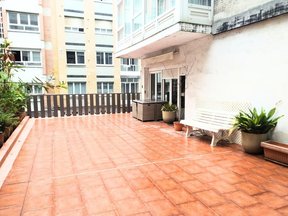 Property building, Balcony/Terrace, Dining area, Sea view