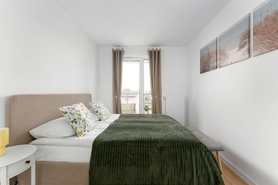Bed, Photo of the whole room, Seating area, Bedroom