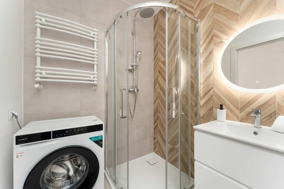 Shower, Toilet, Bathroom, towels, washing machine