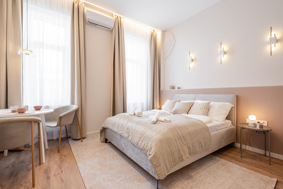 Bed, Photo of the whole room, Seating area, Bedroom, towels, air conditioner