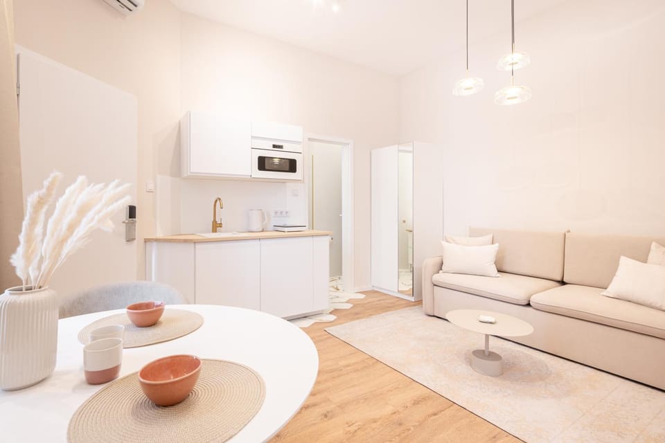 Kitchen or kitchenette, Living room, Seating area, Dining area, stove