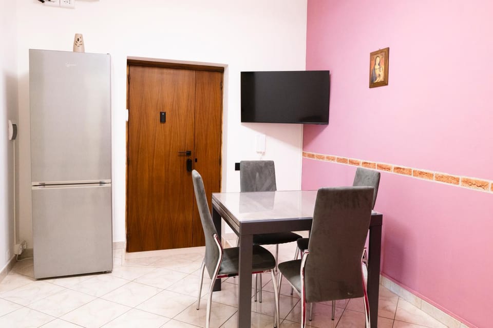 Communal lounge/ TV room, TV and multimedia, Dining area, Lunch