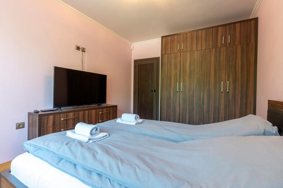 Yono Stay - Spacious 2-Bedroom Near Center & Stadium Apartment in Veliko Tarnovo
