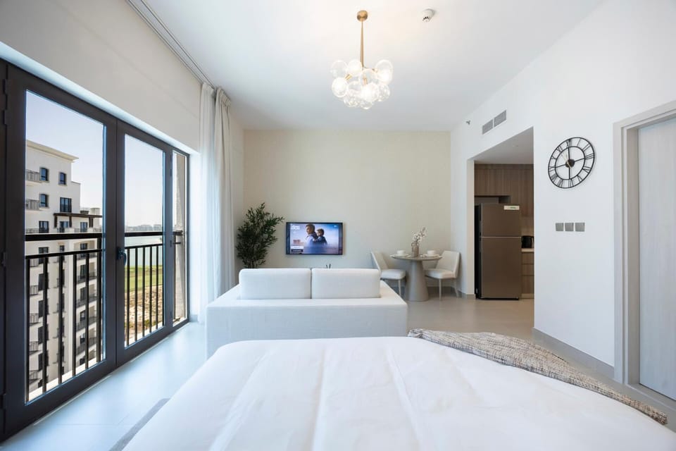 Bed, TV and multimedia, Seating area