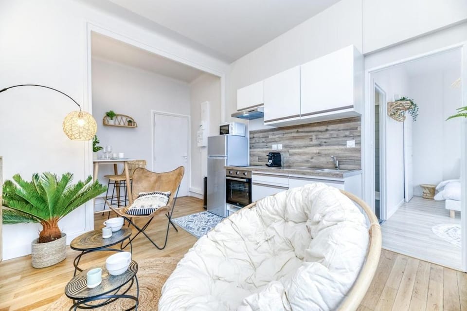 Kitchen or kitchenette, Living room, Dining area, oven, stove