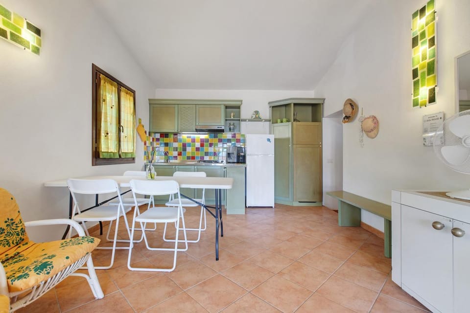 Property building, Kitchen or kitchenette, Living room