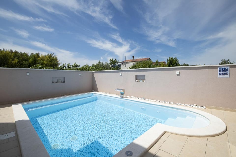 Day, Pool view, Swimming pool, sunbed