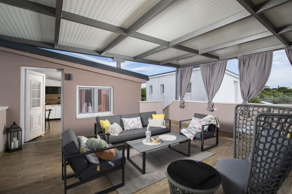 Patio, Communal lounge/ TV room, Day, View (from property/room), Balcony/Terrace, Living room, Seating area, Dining area, Evening entertainment