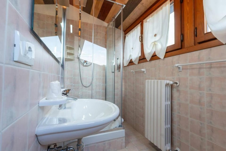 Shower, Toilet, Bathroom, towels