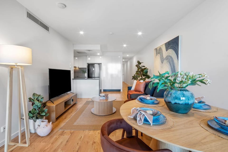 TV and multimedia, Living room, Seating area, Dining area