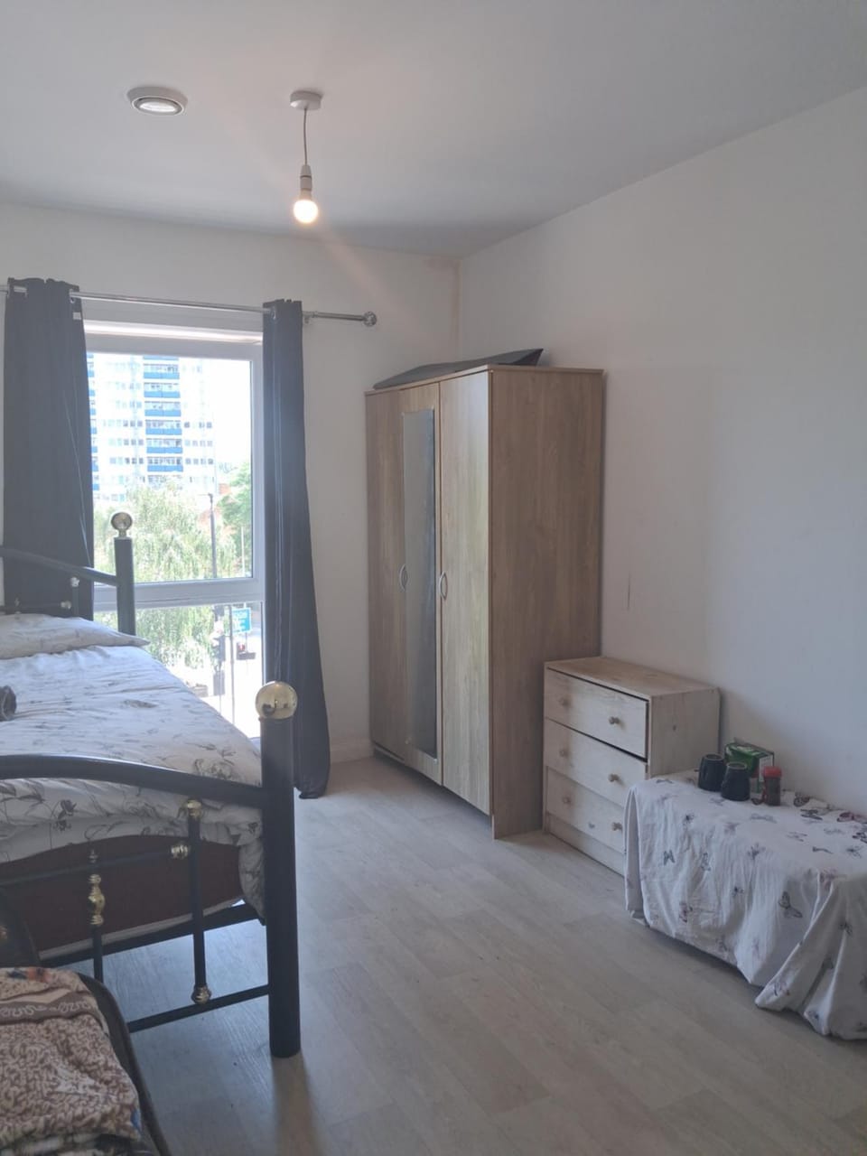 ENTIRE APPT! Seconds from ABBA Arena, Westfield & Olympic Park! King Bed, Living room, Kitchen & Bathroom! Balcony View! Bed and Breakfast in London