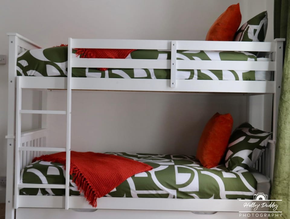 Bedroom, bunk bed