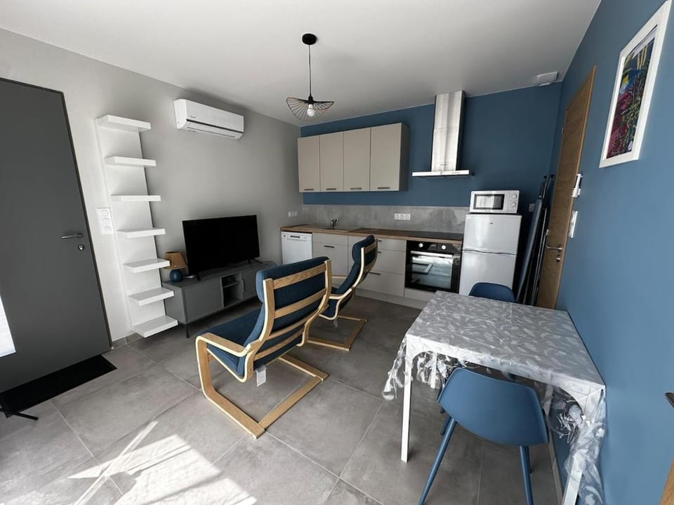 TV and multimedia, Kitchen or kitchenette, Living room, Seating area, Dining area, oven, pet friendly, stove, toaster, air conditioner