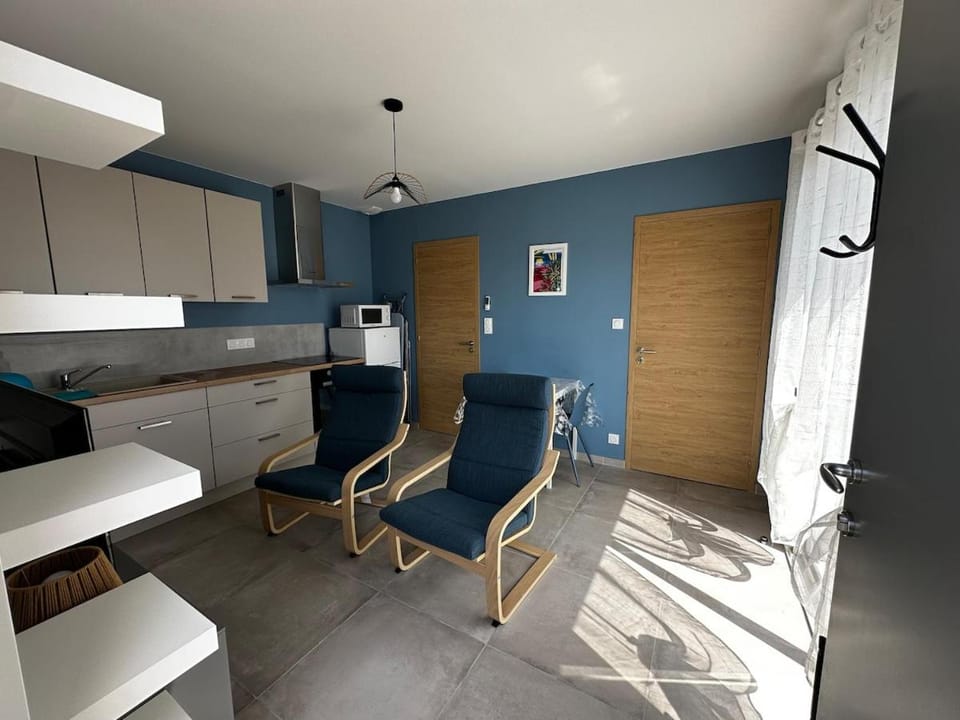 TV and multimedia, Kitchen or kitchenette, Living room, Seating area