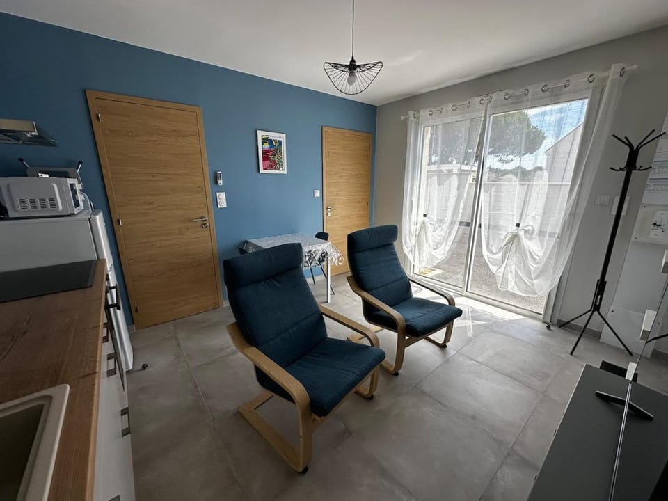 TV and multimedia, Kitchen or kitchenette, Living room, Seating area