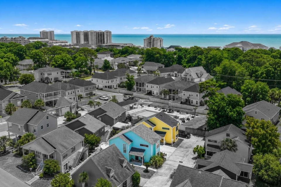NMB Compound-2 Homes-6BR 6BA-Pool HotTub-Sleeps 22 House in North Myrtle Beach