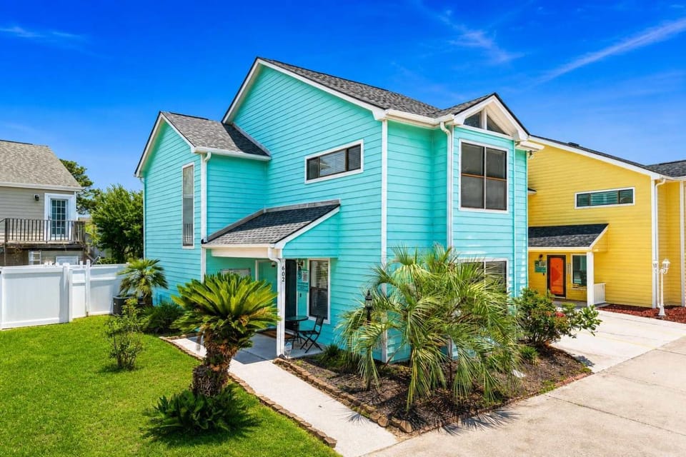 NMB Compound-2 Homes-6BR 6BA-Pool HotTub-Sleeps 22 House in North Myrtle Beach