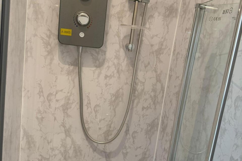 4-Bed House - Ensuite Rooms - Sleeps 8 - Parking House in Manchester