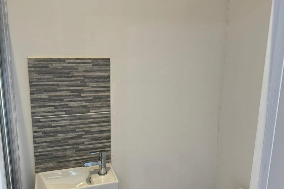4-Bed House - Ensuite Rooms - Sleeps 8 - Parking House in Manchester