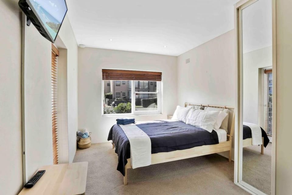 Spacious renovated 2-Bedroom APT in Coogee Beach Apartment in Sydney
