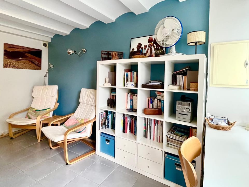 Library, Seating area
