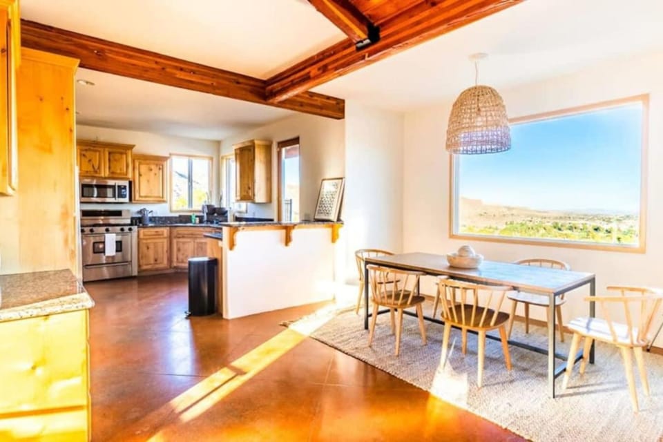 4BR with Hot Tub, Game Room Desert Views House in Yucca Valley