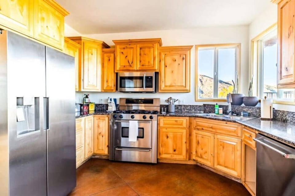 4BR with Hot Tub, Game Room Desert Views House in Yucca Valley
