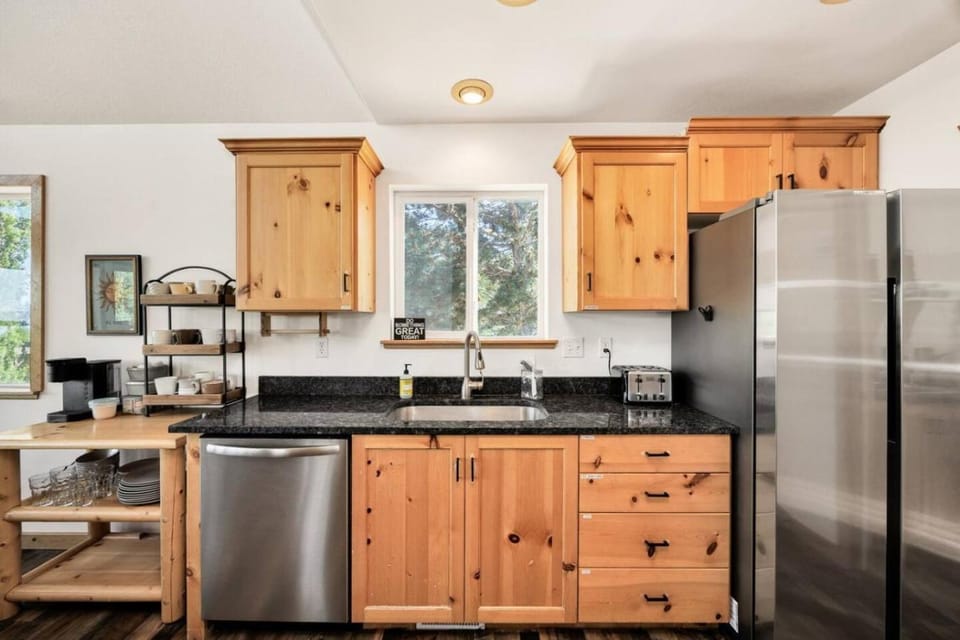 Beary Chill Cabin with Fire Pit Cabin in Garden City