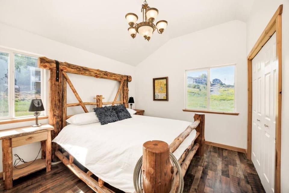 Beary Chill Cabin with Fire Pit Cabin in Garden City