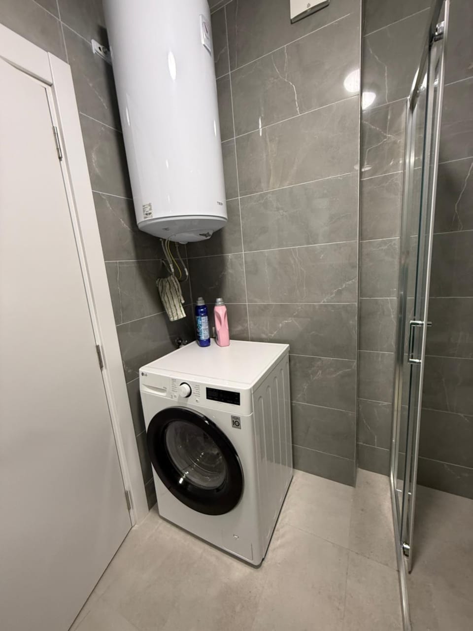 Shower, Bathroom, washing machine, dryer