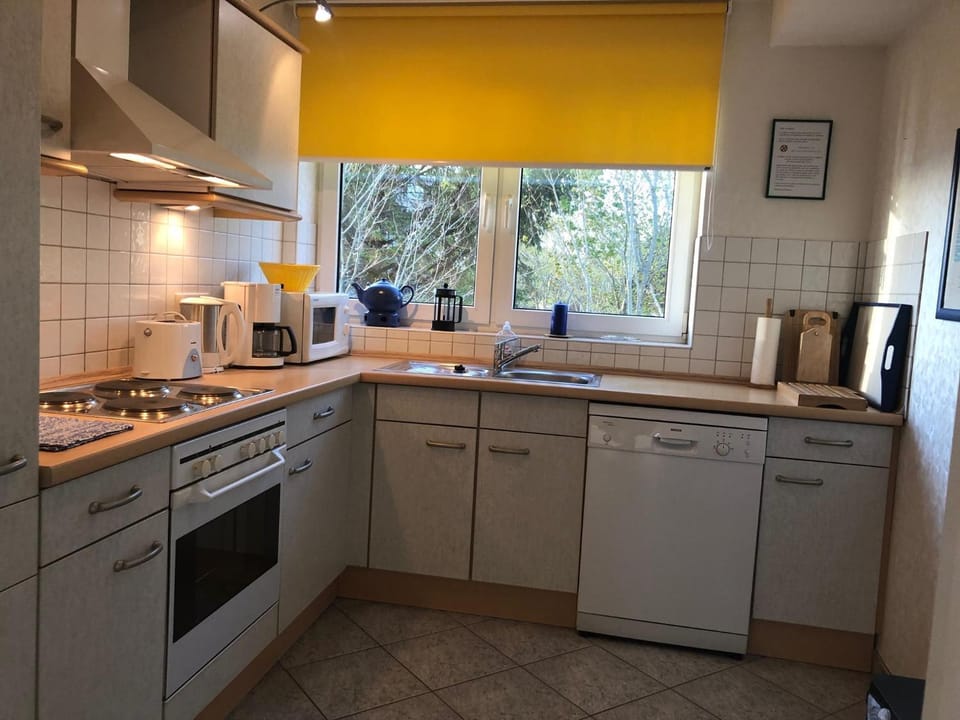 Coffee/tea facilities, Kitchen or kitchenette, dishwasher, oven, stove, toaster