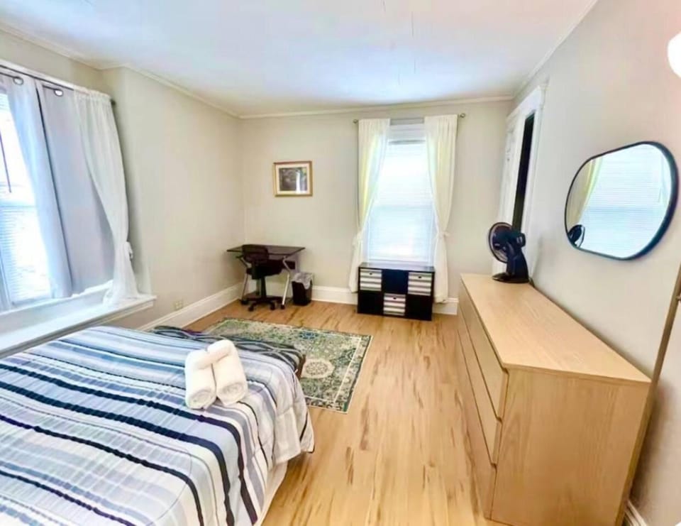 Room Near SU Dome and Downtown with Communal Spaces House in Syracuse