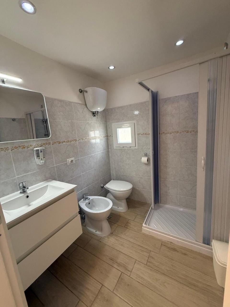 Shower, Bathroom, bidet, air conditioner