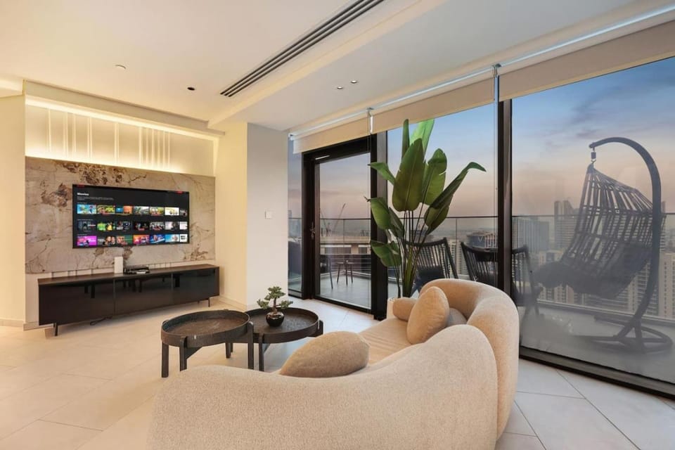 FIRST CLASS 3BR Vibrant Canal View Retreat Apartment in Dubai