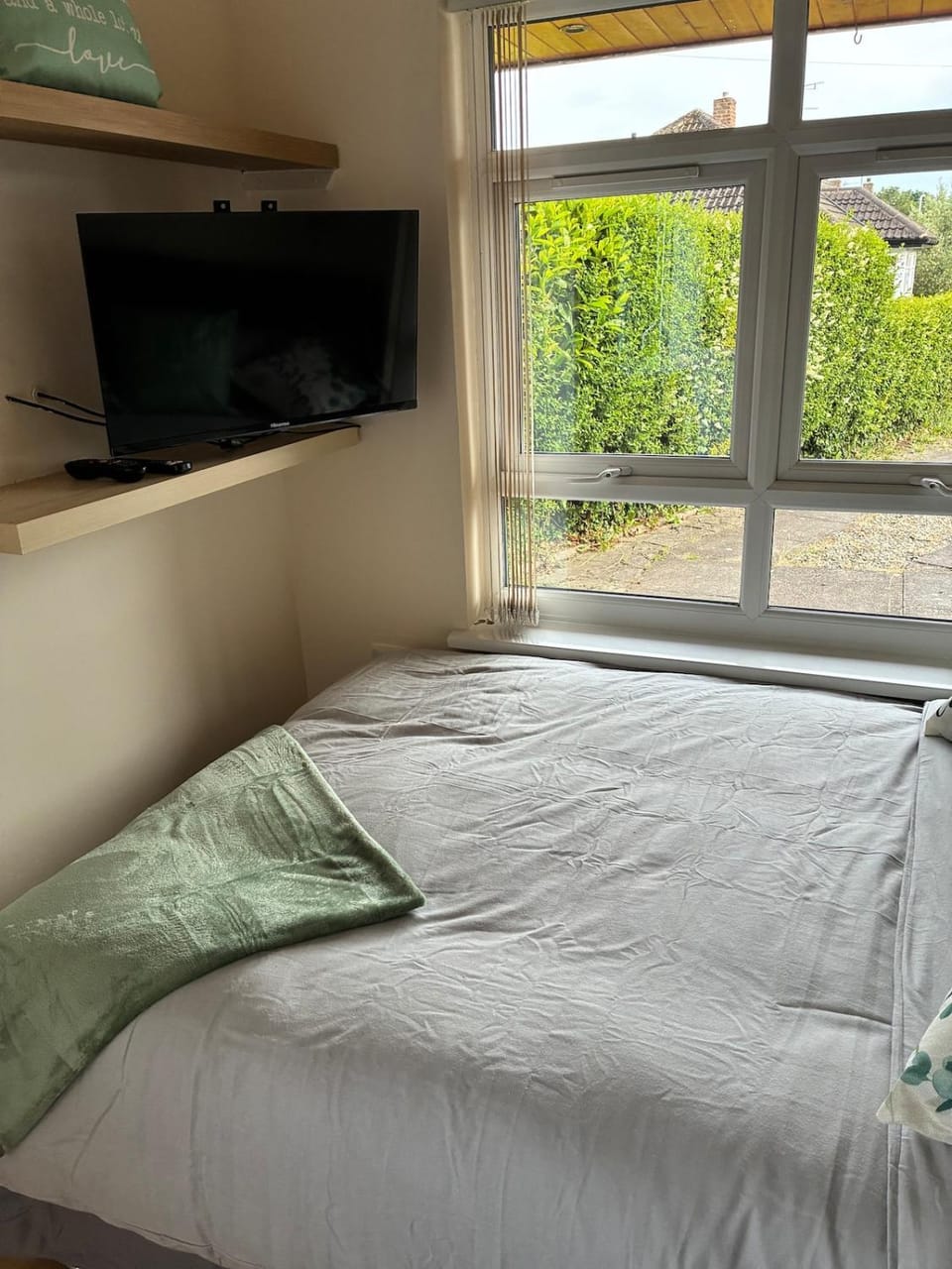 Garden Retreat Double Room with Ensuite Shower Free Parking WiFi Netflix Apartment in Wolverhampton