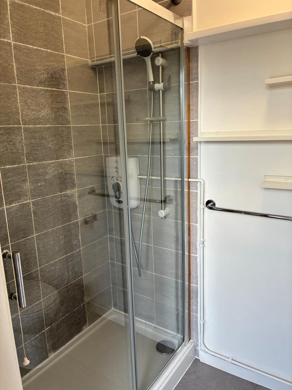 Garden Retreat Double Room with Ensuite Shower Free Parking WiFi Netflix Apartment in Wolverhampton