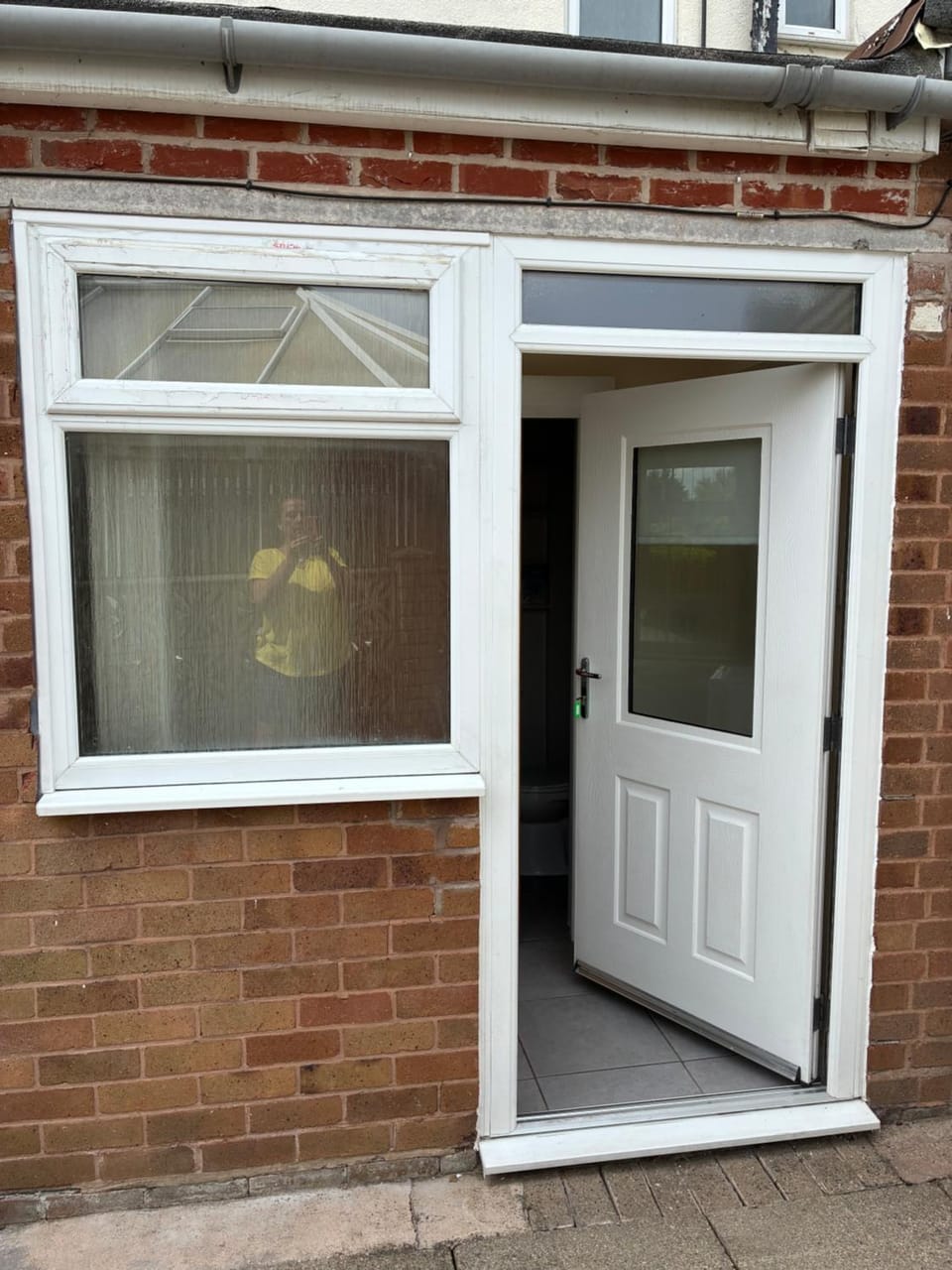 Garden Retreat Double Room with Ensuite Shower Free Parking WiFi Netflix Apartment in Wolverhampton