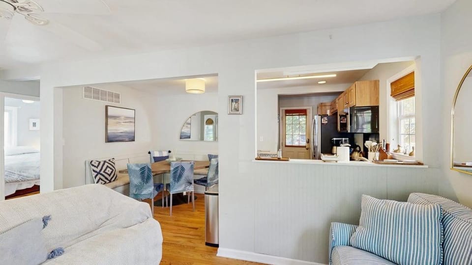 Rehoboth Beach Gem - Porch Washer & Dryer Walk to Beach House in Henlopen Acres