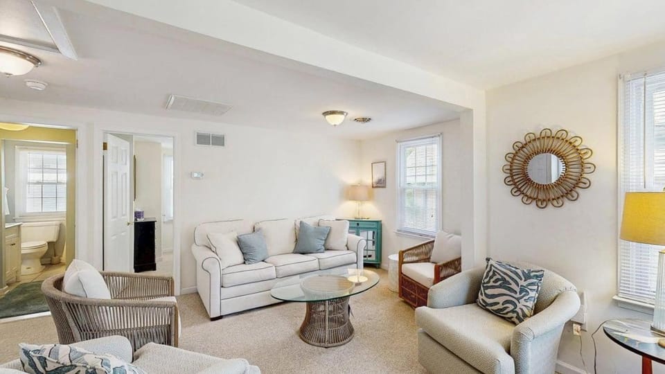 Rehoboth Beach Gem - Porch Washer & Dryer Walk to Beach Apartment in Henlopen Acres