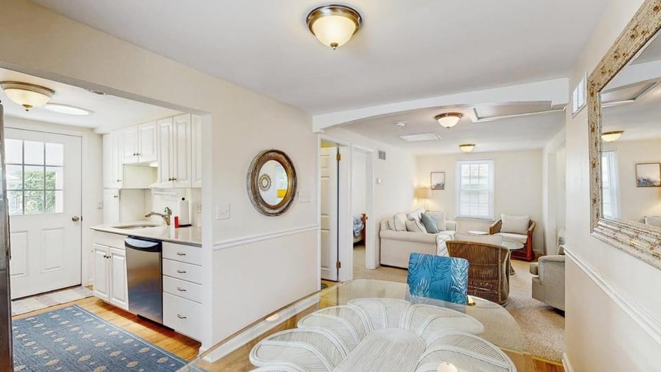 Rehoboth Beach Gem - Porch Washer & Dryer Walk to Beach Apartment in Henlopen Acres